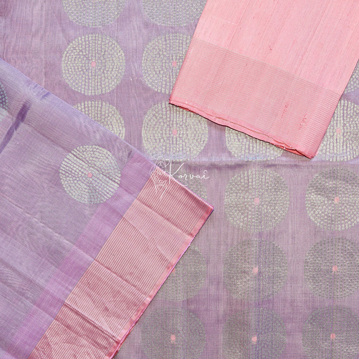 Closer view of body and pallu along with blouse fabric that is of the same colour as the border.