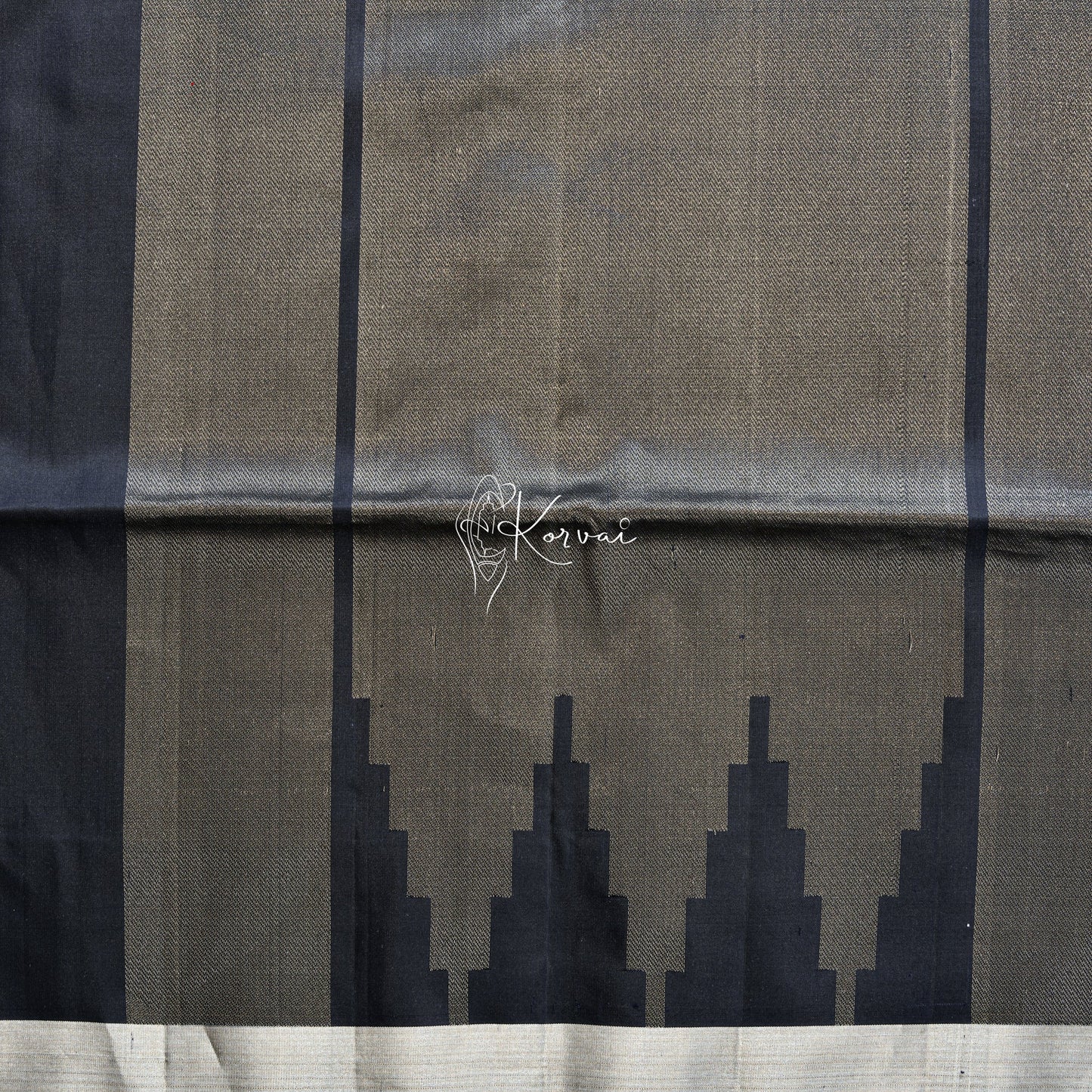 Closer view of the pallu with intricate zari work.
