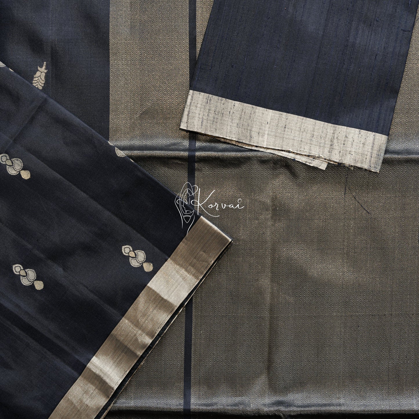 Closer view of body and pallu along with blouse fabric that is of the same colour as the saree.