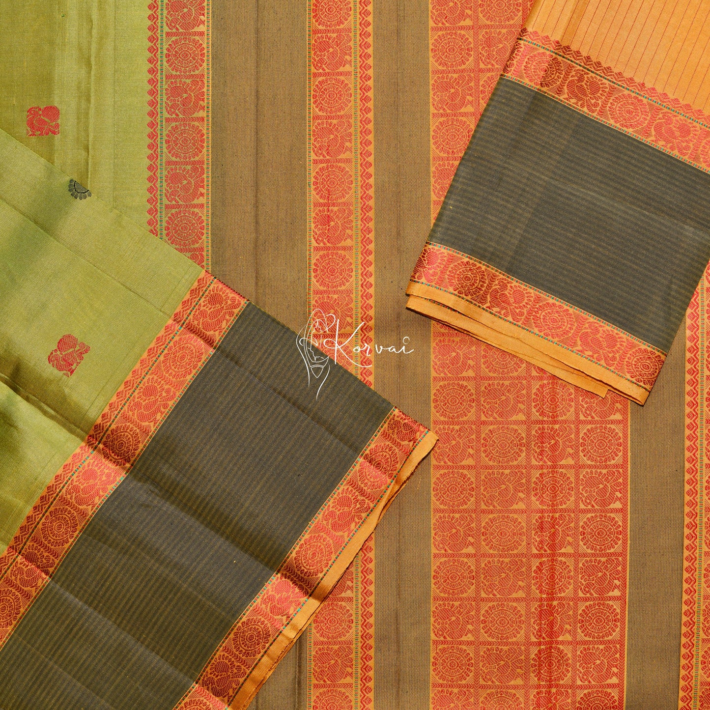 Closer view of body and pallu along with blouse fabric that is of the same colour as the border.
