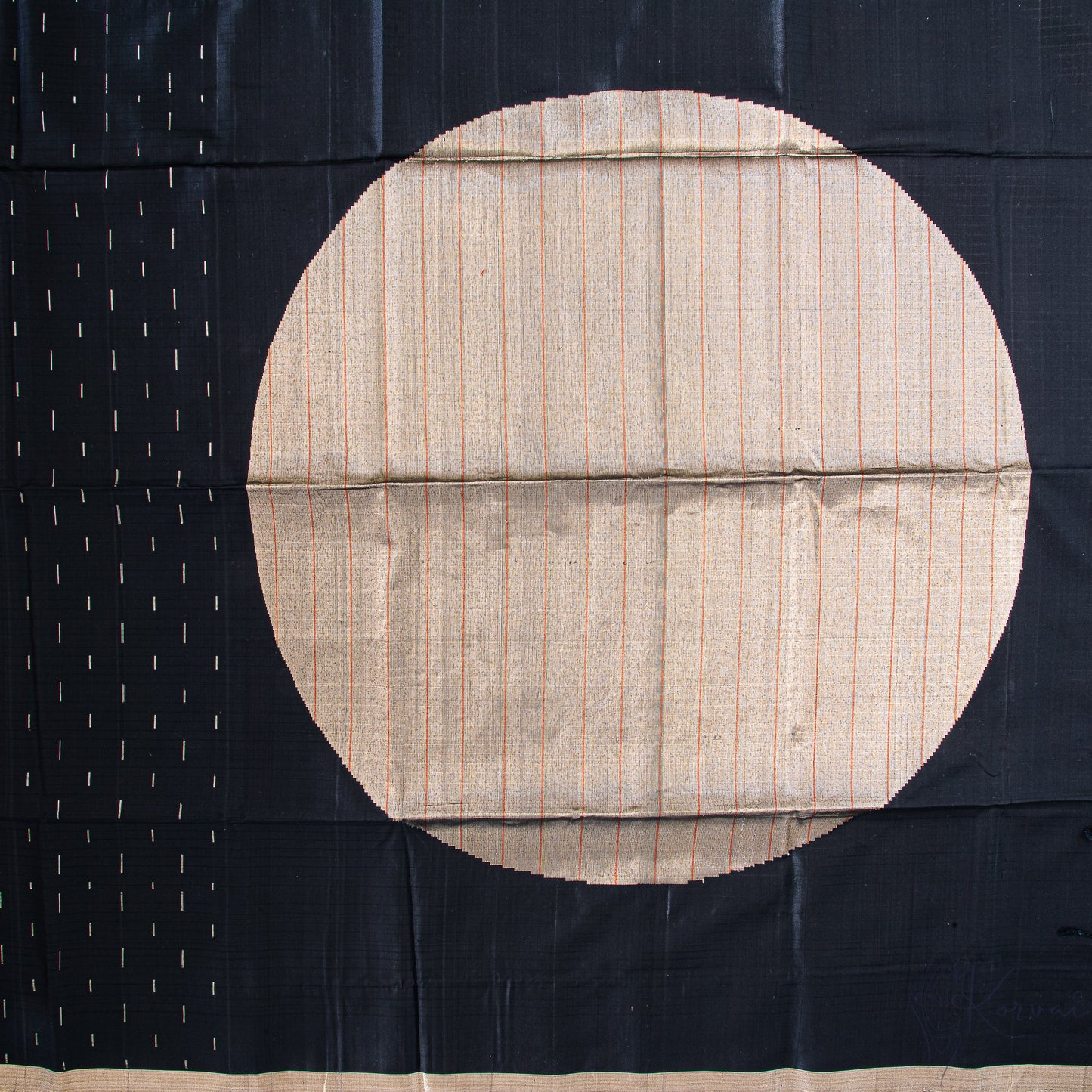 Closer view of the black pallu with gold large circle motif.