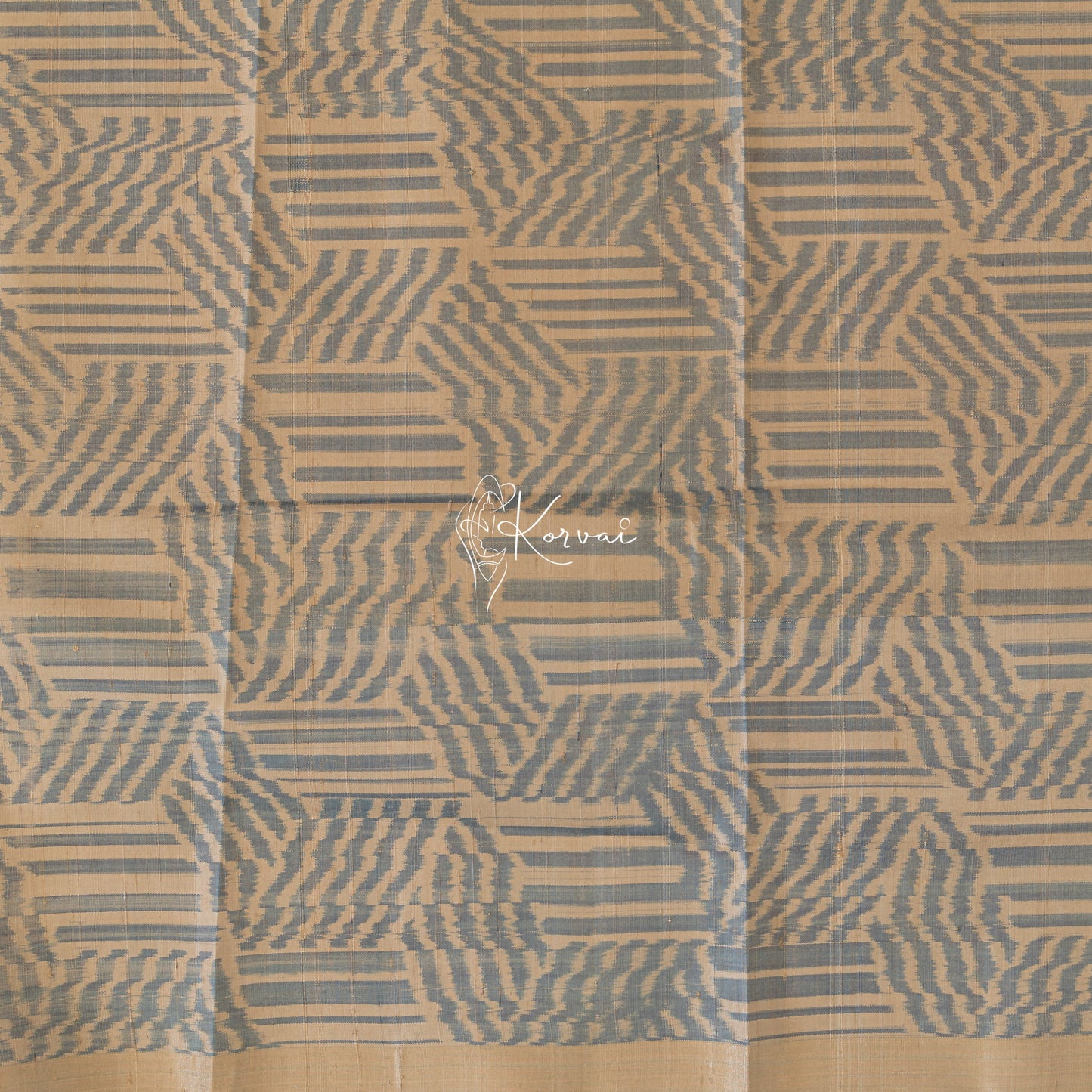 Closer view of blouse fabric that is plain and same colour as border and pallu.