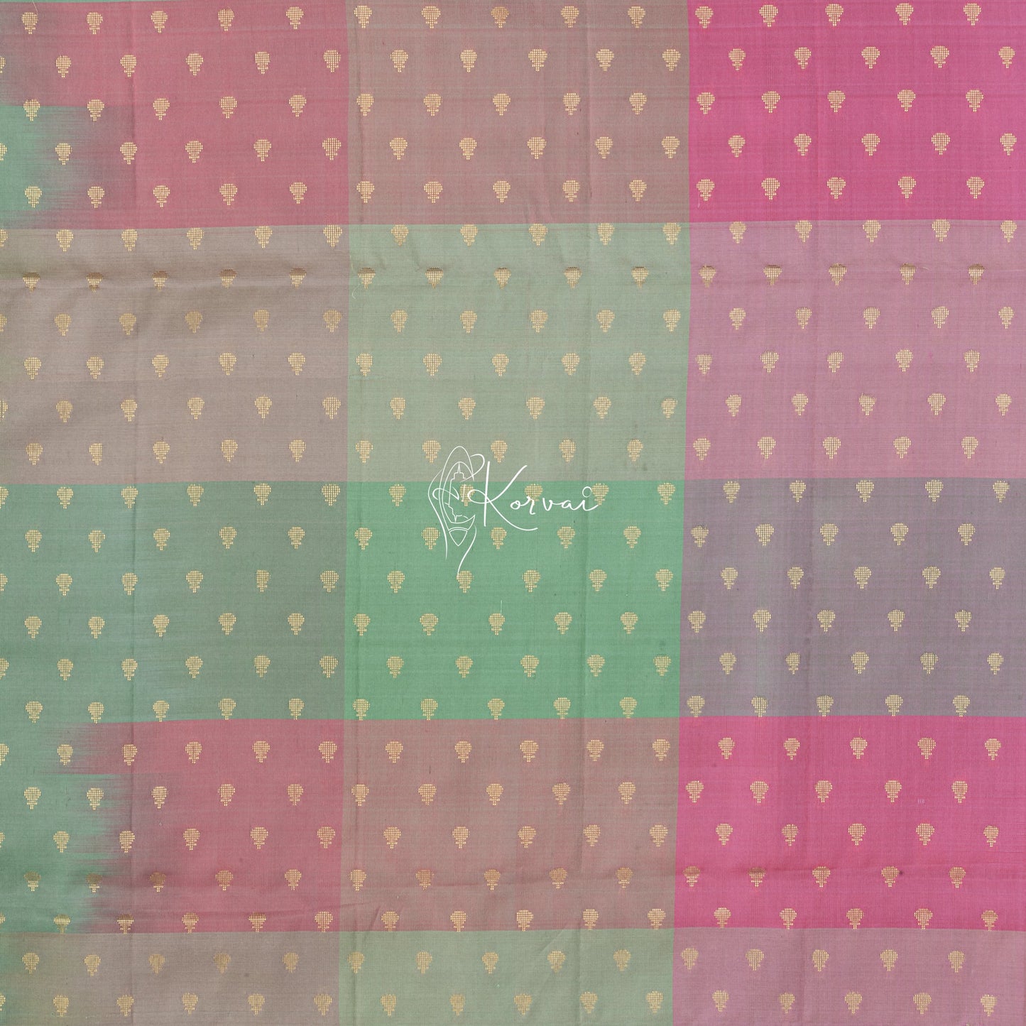 Closer view of the pallu with shades of pink.