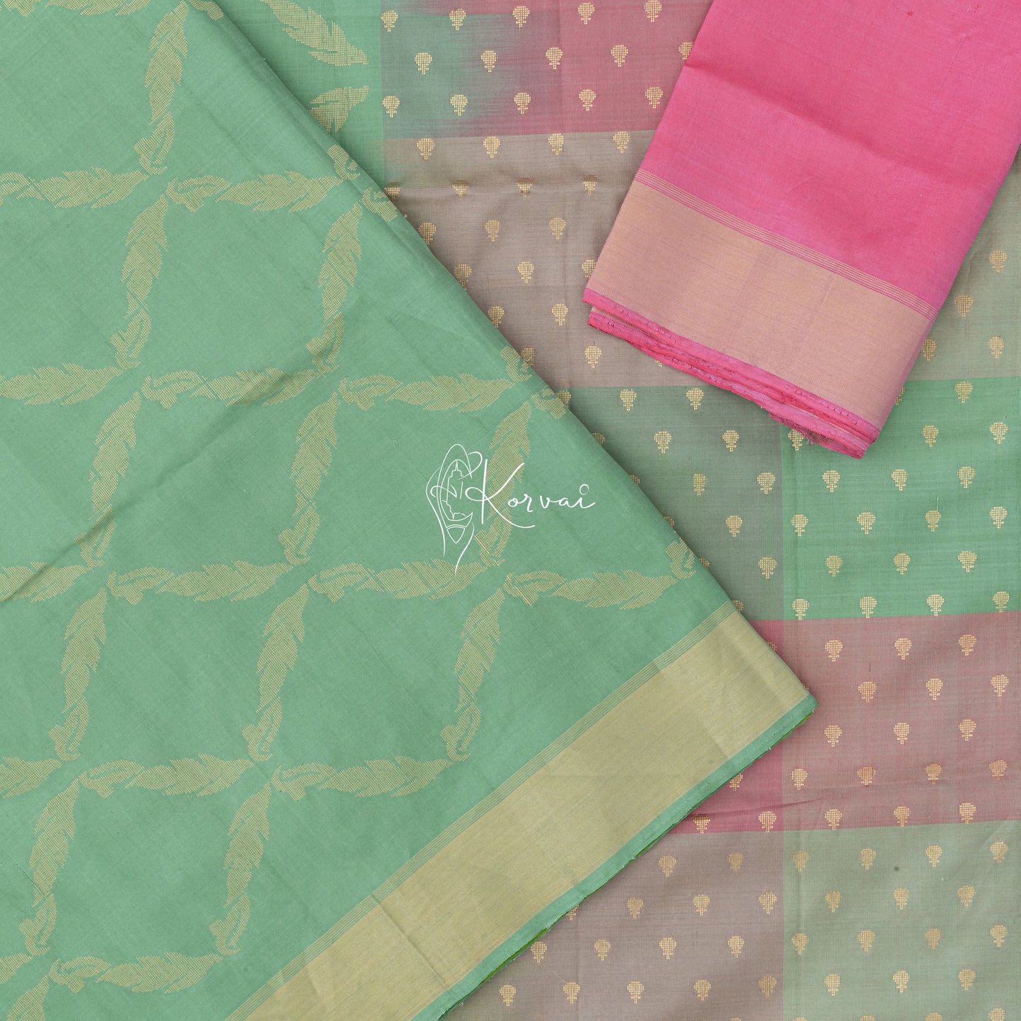 Closer view of body and pallu along with blouse fabric that is of the same colour as the pallu.