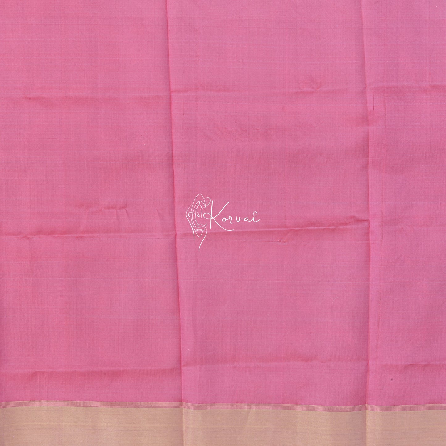 Closer view of blouse fabric that is plain and same colour as pallu.