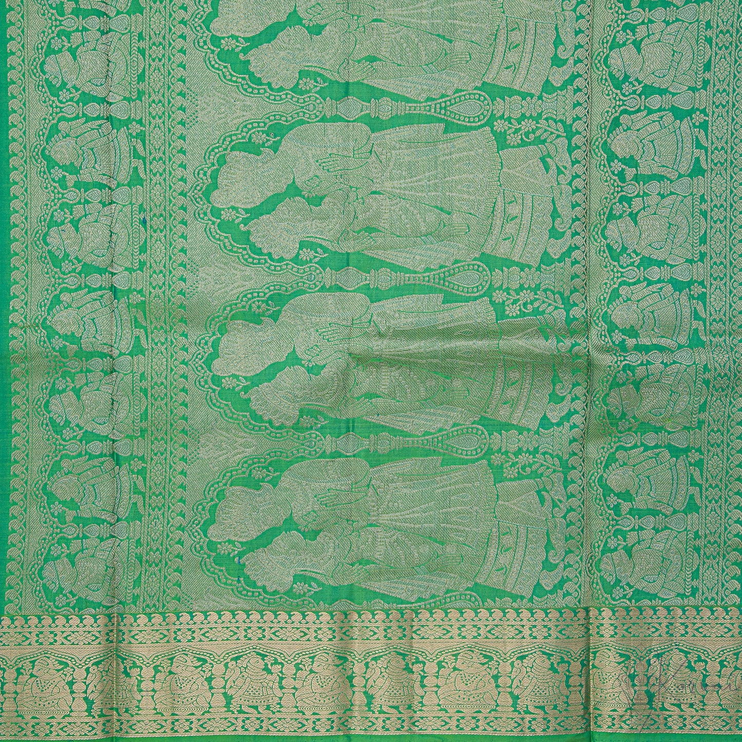 closer view of green pallu with silver and gold jodha akbar style motifs.