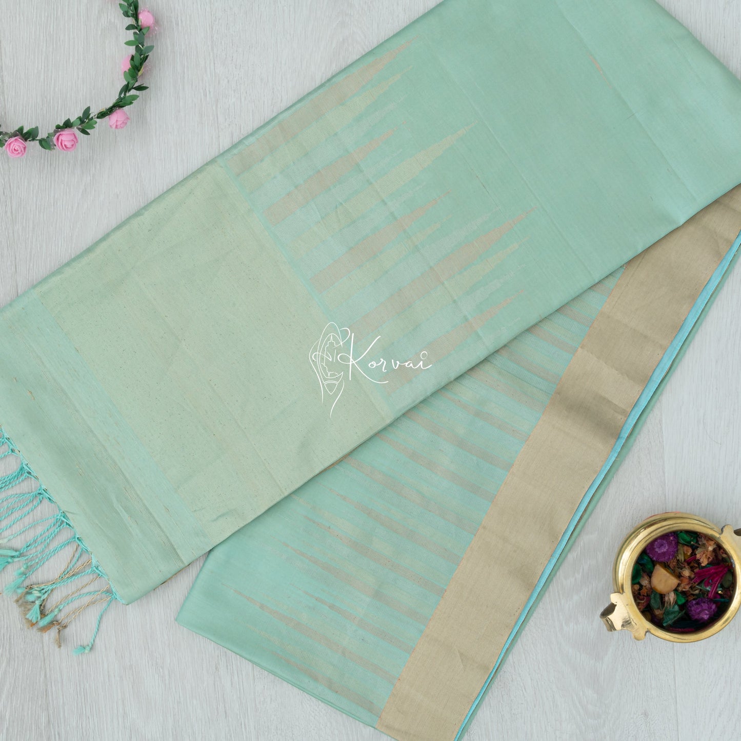 Top view of sea blue coloured Kanjivaram soft silk saree with contemporary pallu.