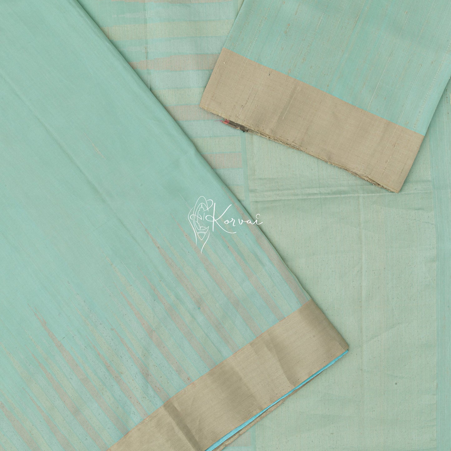 Closer view of body and pallu along with blouse fabric that is of the same colour as the saree.