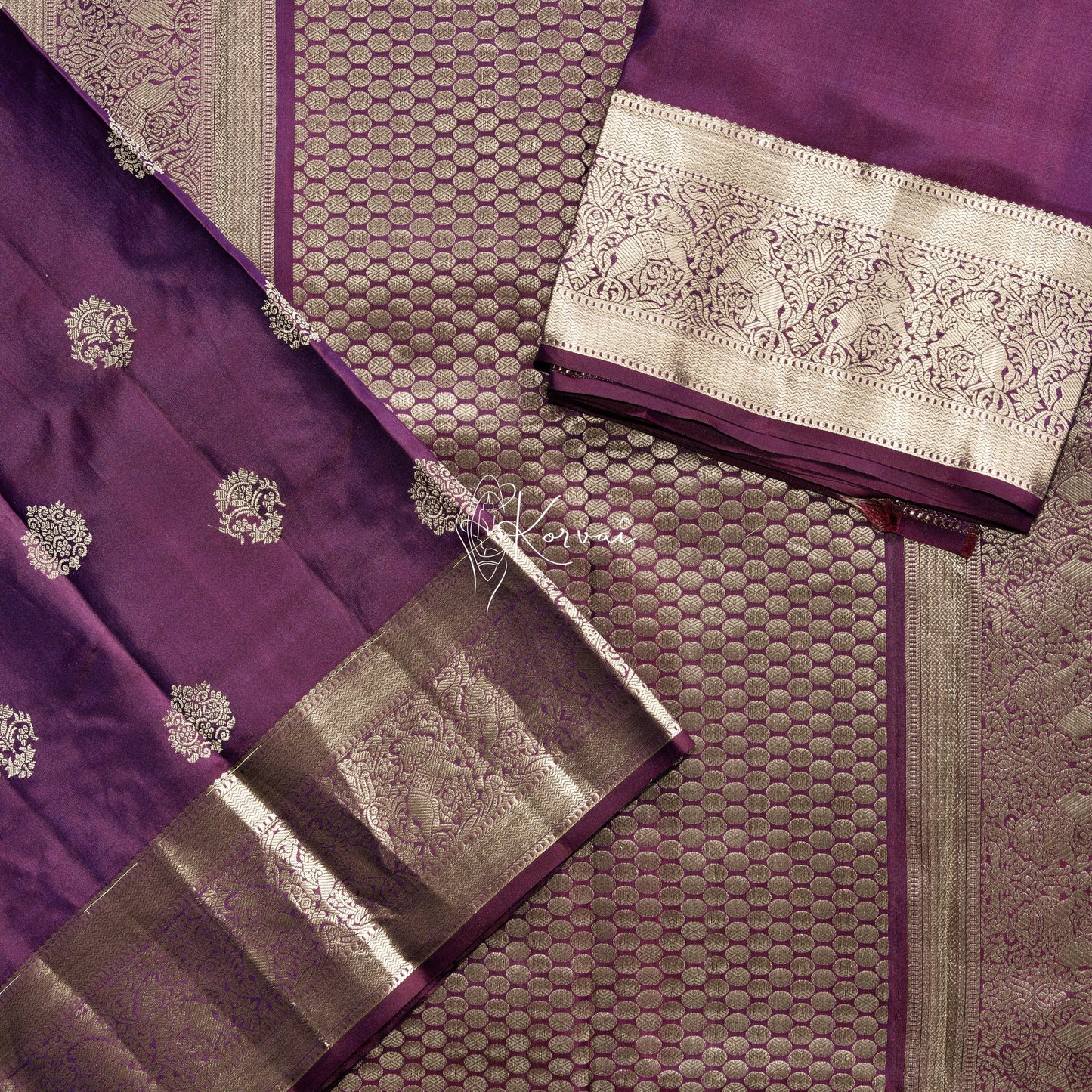Closer view of body and pallu along with blouse fabric that is of the same colour as the body.