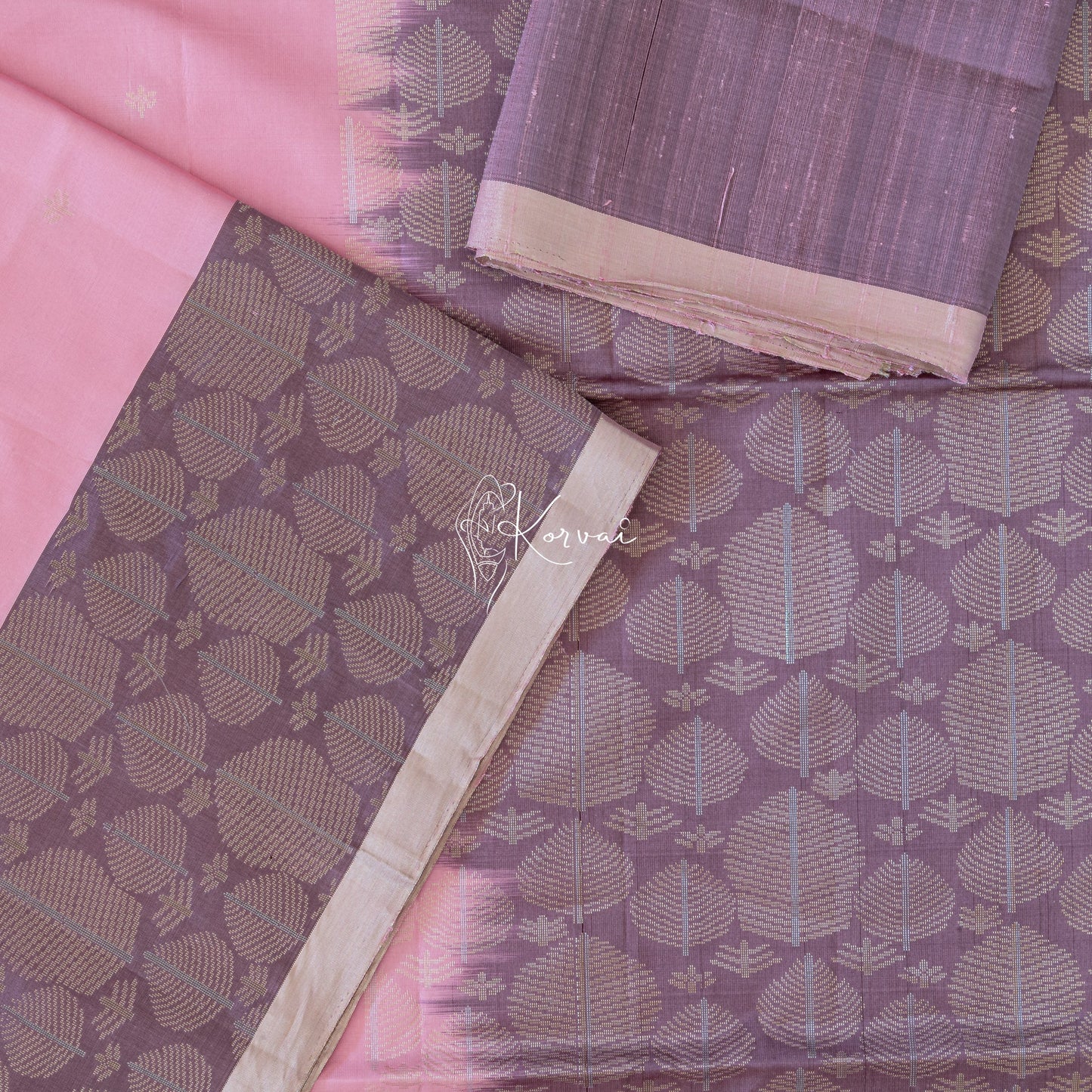 Closer view of body and pallu along with blouse fabric that is of the same colour as border and pallu.