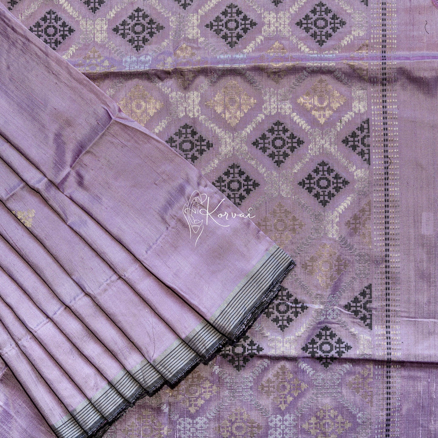 Lilac soft silk saree with geometric motifs in the body and same motifs in the pallu.