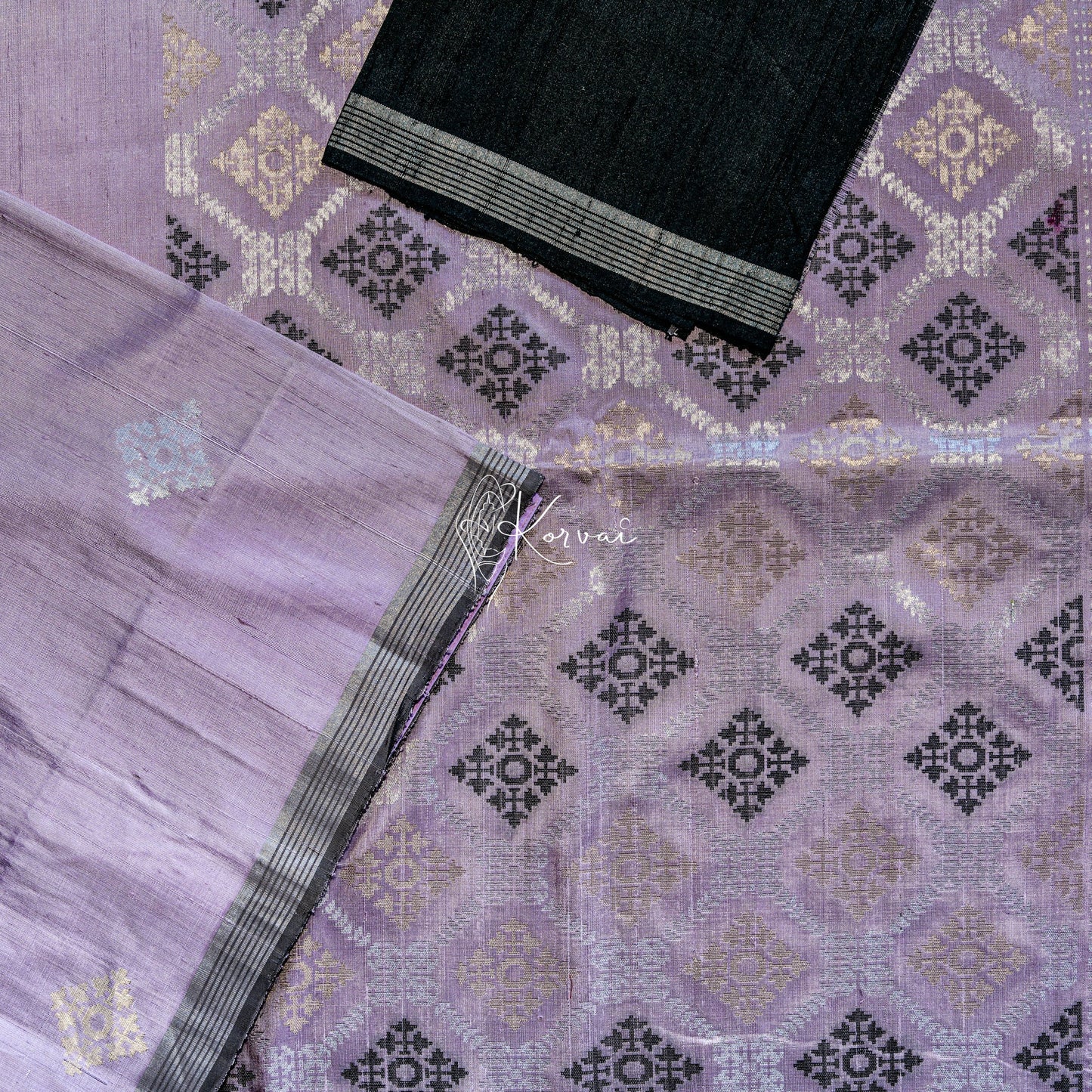 Closer view of body and pallu along with blouse fabric that is of the same colour as the saree.