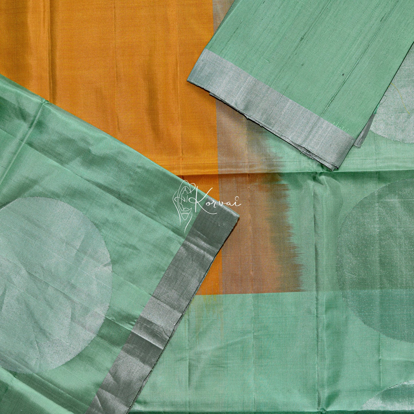 Closer view of body and pallu along with blouse fabric that is of the same colour as the pallu.