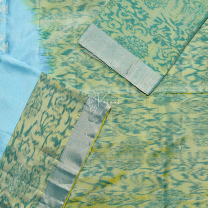 Closer view of body and pallu along with blouse fabric that is of the same colour as the pallu.