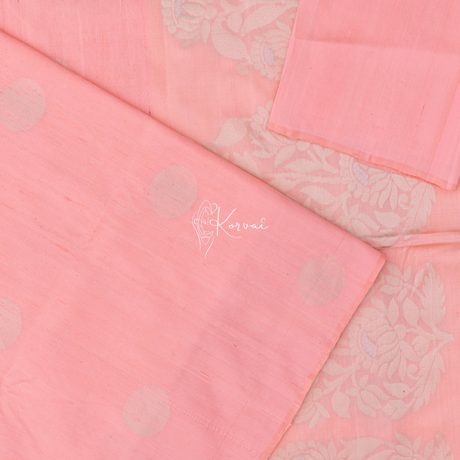 Closer view of body and pallu along with blouse fabric that is of the same colour as saree.