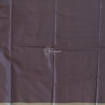 Closer view of blouse fabric that is plain and same colour as the saree.