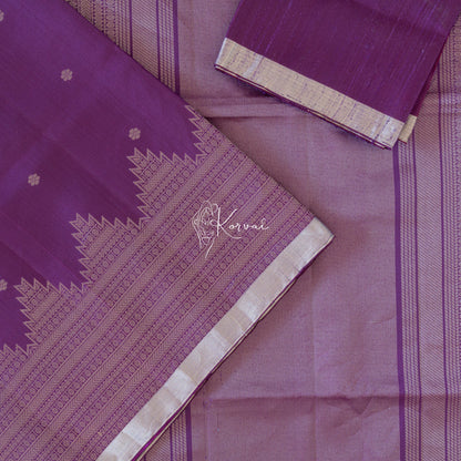 Closer view of body and pallu along with blouse fabric that is of the same colour as saree.