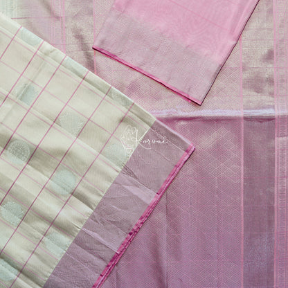 Closer view of body and pallu along with blouse fabric that is of the same colour as the pallu.