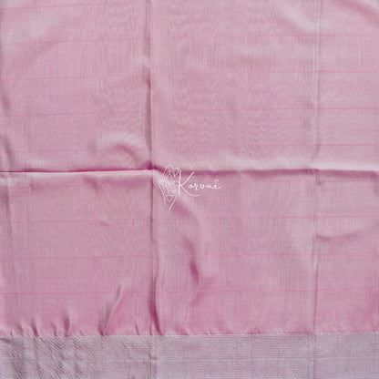 Closer view of blouse fabric that is same colour as the pallu.