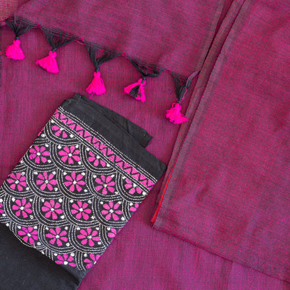 Top view of magenta coloured mul cotton saree with hot pink tassles on the edge of pallu with white and pink kanta stitched black blouse fabric.